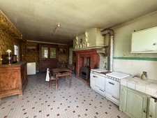 Maison à restaurer de 51m² avec possibilité de 46m² supplémentaire + dépendances sur 3674m² de terrain 37500€