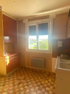 Pavillon surélevé de 135m² sur sous-sol de 90m², 4 chambres, 2 garages, terrain de 630m², 131 500 €