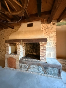 EN EXCLUSIVITE ! Maison en pierre à finir de restaurer, 73m² avec grange sur terrain de 2 200 m²