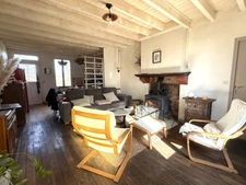 EN EXCLUSIVITE ! Maison de village, 110m², 4 pièces, avec dépendances sur terrain de 8783 m² 76 000 €