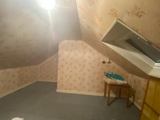 Pavillon surélevé de 135m² sur sous-sol de 90m², 4 chambres, 2 garages, terrain de 630m², 131 500 €