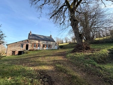 EN EXCLUSIVITE Maison en pierre de 113m² avec grange sur 2,4ha de terrain 128 000 €