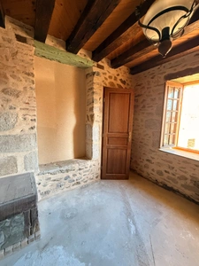 EN EXCLUSIVITE ! Maison en pierre à finir de restaurer, 73m² avec grange sur terrain de 2 200 m²
