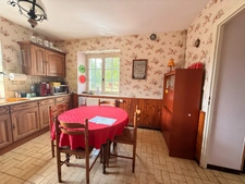 Maison de caractère en pierre, 121 m², 5 chambres avec belles dépendances sur 6 688 m² de terrain 148 500 €