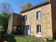 Maison en pierre 105m², 3 chambres sur 1 hectare de terrain + 3ha de terrain indépendants supplémentaires 78 000 €