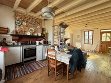 EN EXCLUSIVITE ! Maison de village, 110m², 4 pièces, avec dépendances sur terrain de 8783 m² 76 000 €