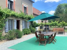 Gite/Maison en pierre, 164m², avec dépendances sur 945m² de terrain 127 000 €