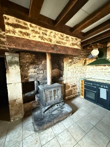 BELLE OPPORTUNITE ! Maison en pierre de 165m², pleine de charme, 4 chambres, Cour intérieure de 379m² 93 000 €
