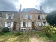 Demeure de 284m², 11 pièces, 7 chambres avec 600m² de dépendances, terrain de 2200m² 211 000 €