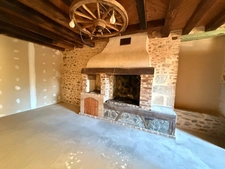 EN EXCLUSIVITE ! Maison en pierre à finir de restaurer, 73m² avec grange sur terrain de 2 200 m²