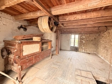 Maison de caractère en pierre, 121 m², 5 chambres avec belles dépendances sur 6 688 m² de terrain 148 500 €