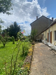 Maison en pierre, 167m², avec grange sur 730m² de terrain 112 000 €
