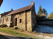 EN EXCLUSIVITE ! Maison en pierre à finir de restaurer, 73m² avec grange sur terrain de 2 200 m²