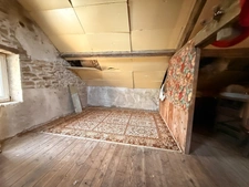 Maison en pierre 105m², 3 chambres sur 1 hectare de terrain + 3ha de terrain indépendants supplémentaires 78 000 €