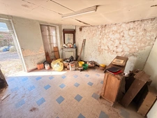 EN EXCLUSIVITE ! Ancienne petite ferme à restaurer 66m² avec dépandances terrain 2238m² 24500€