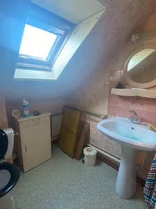 Pavillon surélevé de 135m² sur sous-sol de 90m², 4 chambres, 2 garages, terrain de 630m², 131 500 €