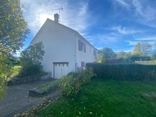 Pavillon surélevé de 135m² sur sous-sol de 90m², 4 chambres, 2 garages, terrain de 630m², 131 500 €