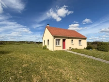Pavillon de 68m² 2 chambres avec vue exceptionnelle sur vallée et chateau de Puyguillon 2998m² de terrain 117 500€