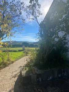 Pavillon surélevé de 135m² sur sous-sol de 90m², 4 chambres, 2 garages, terrain de 630m², 131 500 €