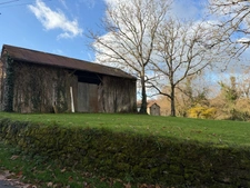 Maison à restaurer de 51m² avec possibilité de 46m² supplémentaire + dépendances sur 3674m² de terrain 37500€