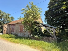 Ancienne grange à finir de restaurer 140m², 4 chambres, sur 1,2 hectares de terrain, 79 000 €