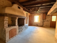 EN EXCLUSIVITE ! Maison en pierre à finir de restaurer, 73m² avec grange sur terrain de 2 200 m²