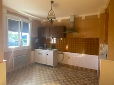 Pavillon surélevé de 135m² sur sous-sol de 90m², 4 chambres, 2 garages, terrain de 630m², 131 500 €