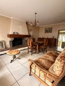 Maison en pierre, 65m², 2 chambres avec garage et dépendance, 29 500 €