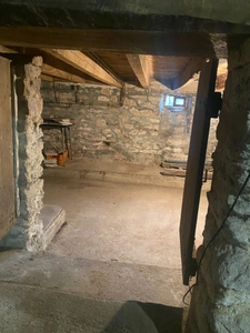 Maison en pierre, 95 m², avec cave et dépendances sur 636 m² de terrain 75 000 €