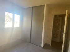Pavillon surélevé de 135m² sur sous-sol de 90m², 4 chambres, 2 garages, terrain de 630m², 131 500 €
