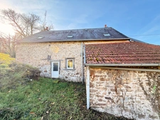 EN EXCLUSIVITE Maison en pierre de 113m² avec grange sur 2,4ha de terrain 128 000 €