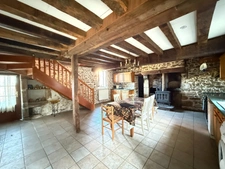 BELLE OPPORTUNITE ! Maison en pierre de 165m², pleine de charme, 4 chambres, Cour intérieure de 379m² 93 000 €