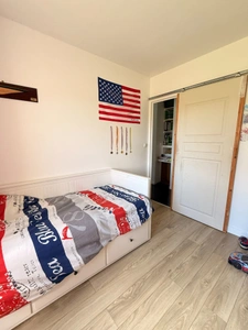 Pavillon de 68m² 2 chambres avec vue exceptionnelle sur vallée et chateau de Puyguillon 2998m² de terrain 117 500€