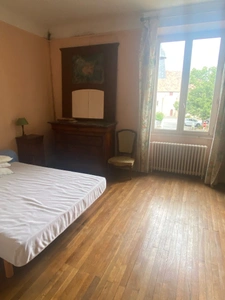 Demeure de 284m², 11 pièces, 7 chambres avec 600m² de dépendances, terrain de 2200m² 211 000 €