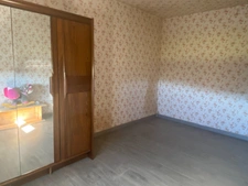 Pavillon surélevé de 135m² sur sous-sol de 90m², 4 chambres, 2 garages, terrain de 630m², 131 500 €