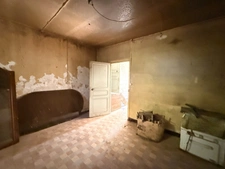 EN EXCLUSIVITE ! Ancienne petite ferme à restaurer 66m² avec dépandances terrain 2238m² 24500€