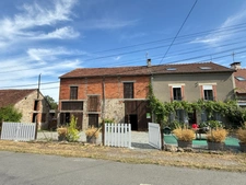 Gite/Maison en pierre, 164m², avec dépendances sur 945m² de terrain 127 000 €