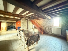 BELLE OPPORTUNITE ! Maison en pierre de 165m², pleine de charme, 4 chambres, Cour intérieure de 379m² 93 000 €