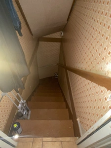 Pavillon surélevé de 135m² sur sous-sol de 90m², 4 chambres, 2 garages, terrain de 630m², 131 500 €
