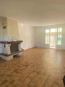 Pavillon surélevé de 135m² sur sous-sol de 90m², 4 chambres, 2 garages, terrain de 630m², 131 500 €