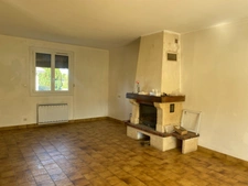 Pavillon surélevé de 135m² sur sous-sol de 90m², 4 chambres, 2 garages, terrain de 630m², 131 500 €