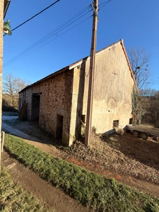 EN EXCLUSIVITE ! Maison en pierre à finir de restaurer, 73m² avec grange sur terrain de 2 200 m²
