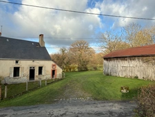 Maison à restaurer de 51m² avec possibilité de 46m² supplémentaire + dépendances sur 3674m² de terrain 37500€