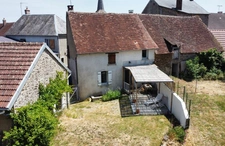 Maison en pierre entièrement rénovée, 95m², avec dépendances, terrain de 1154m² 148 000 €