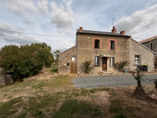 EN EXCLUSIVITE ! Propriété 2 maisons + dépendances sur 4700 m2 de terrain (ou 1ha8 si nécessaire) 88 000 €