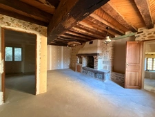 EN EXCLUSIVITE ! Maison en pierre à finir de restaurer, 73m² avec grange sur terrain de 2 200 m²