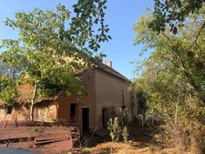 EN EXCLUSIVITE ! Ancienne petite ferme à restaurer 66m² avec dépandances terrain 2238m² 24500€
