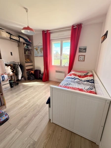 Pavillon de 68m² 2 chambres avec vue exceptionnelle sur vallée et chateau de Puyguillon 2998m² de terrain 117 500€