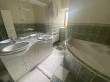 Demeure de 284m², 11 pièces, 7 chambres avec 600m² de dépendances, terrain de 2200m² 211 000 €
