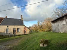 Maison à restaurer de 51m² avec possibilité de 46m² supplémentaire + dépendances sur 3674m² de terrain 37500€